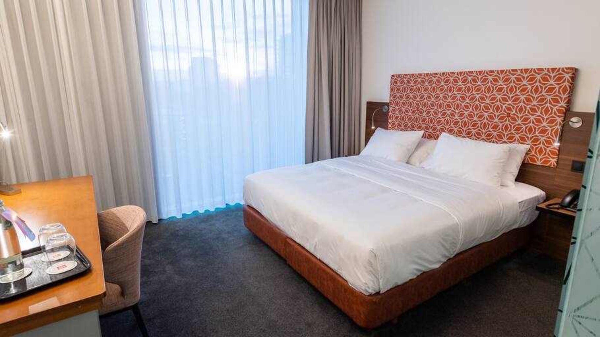 Comfortable lobby workspace at the DoubleTree by Hilton Frankfurt Niederrad.