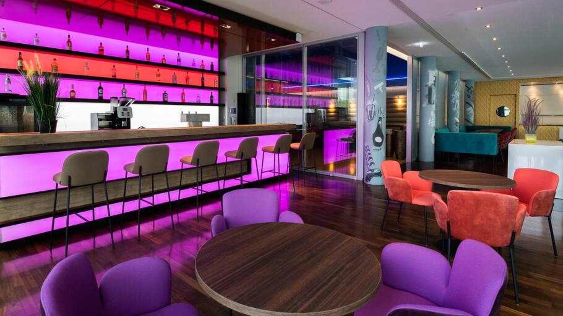 Dining area suitable for co-working at the DoubleTree by Hilton Frankfurt Niederrad.