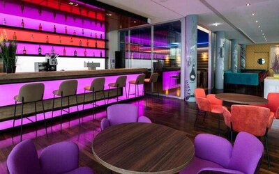 Dining area suitable for co-working at the DoubleTree by Hilton Frankfurt Niederrad.