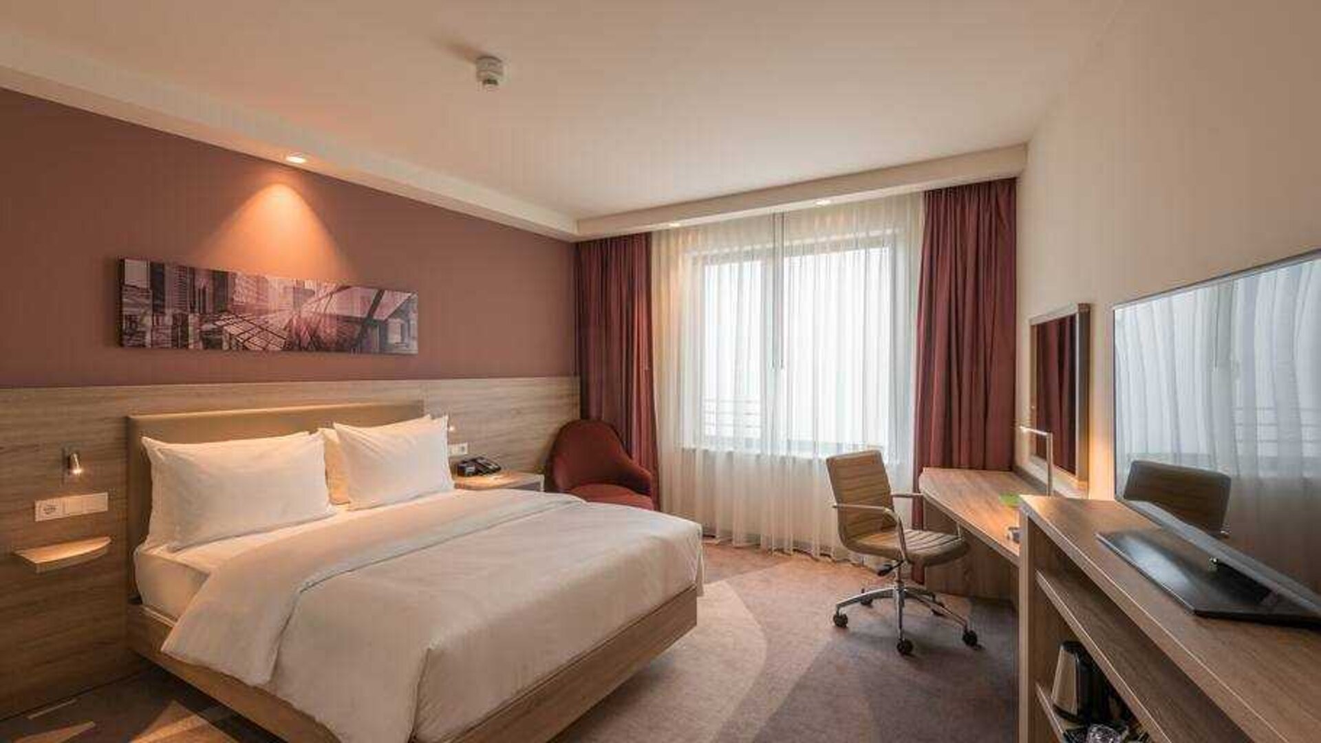 King bedroom with working station at the Hampton by Hilton Frankfurt City Centre East.