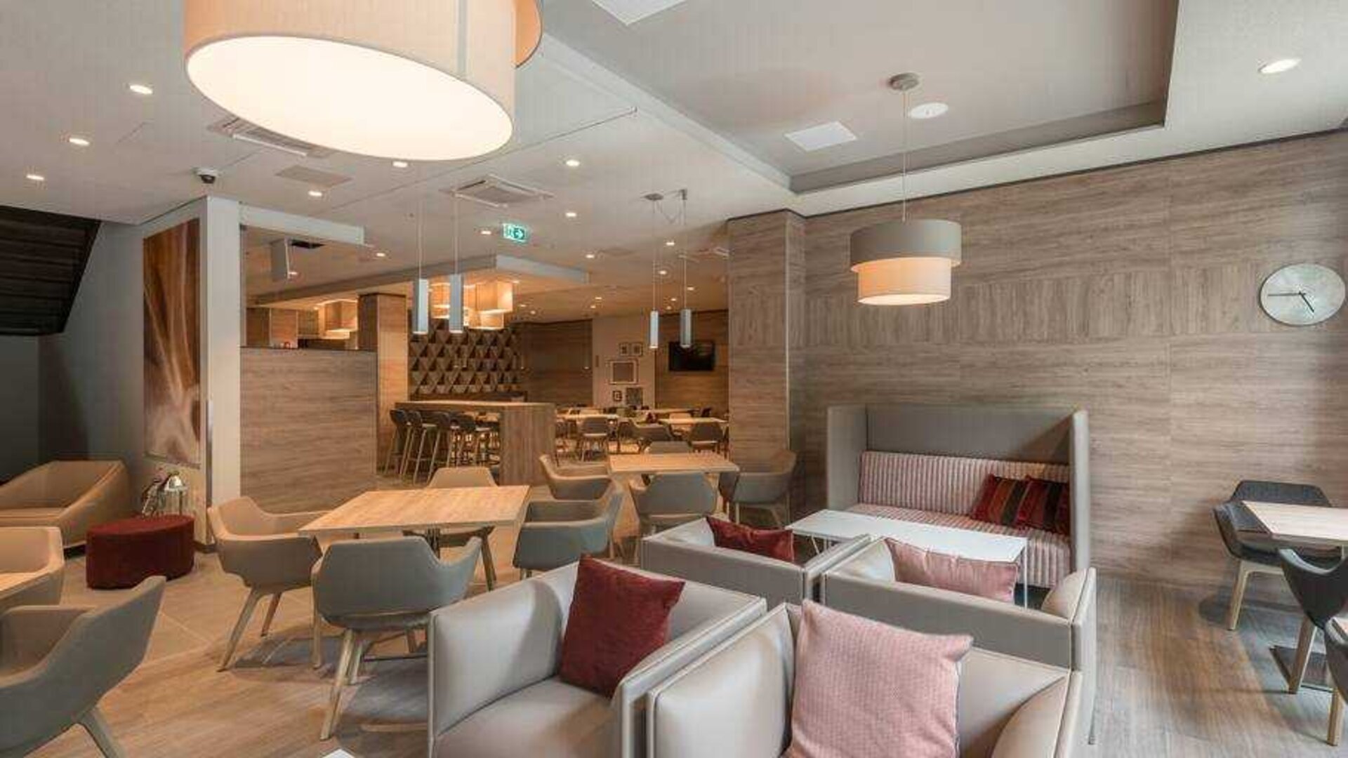 Comfortable lobby workspace at the Hampton by Hilton Frankfurt City Centre East.