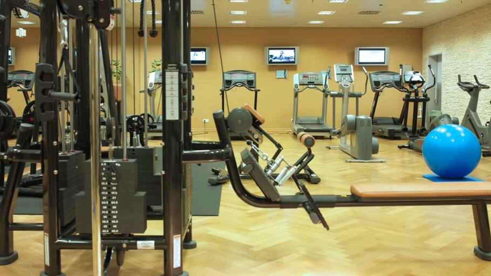 Fitness center at the Hilton Munich Airport.