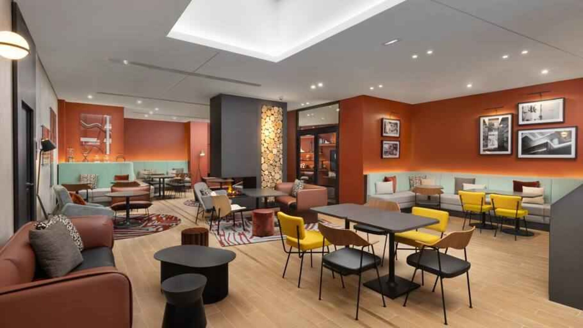 Lobby workspace at the Canopy by Hilton Paris Trocadero.