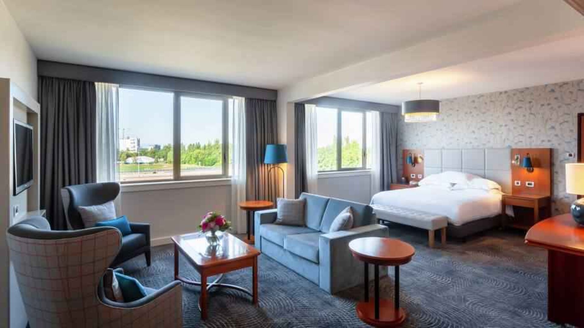 Spacious king suite with living room and working station at the Hilton Strasbourg.