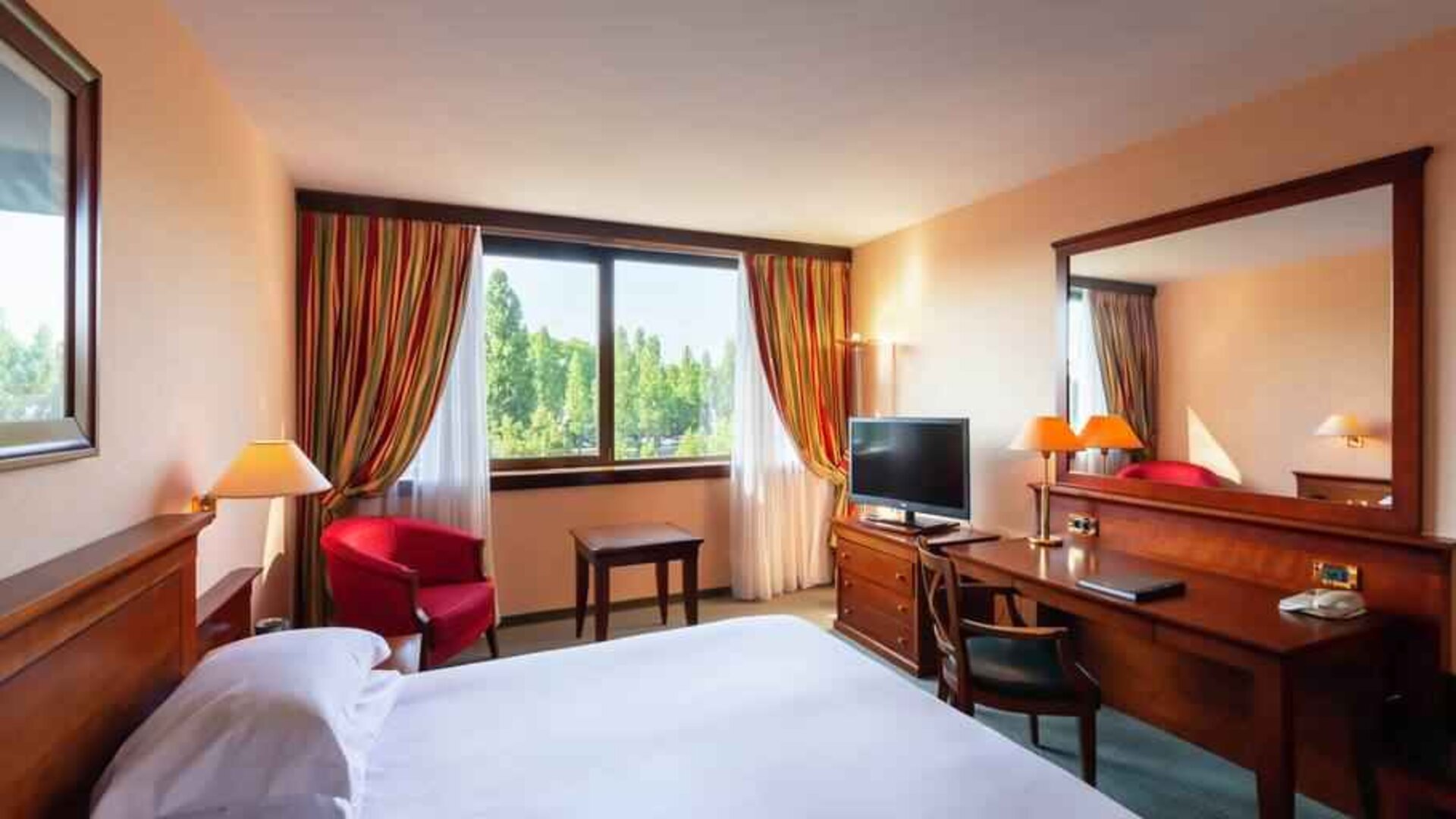 King bedroom with desk at the Hilton Strasbourg.