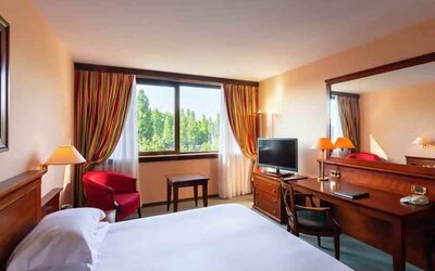 King bedroom with desk at the Hilton Strasbourg.