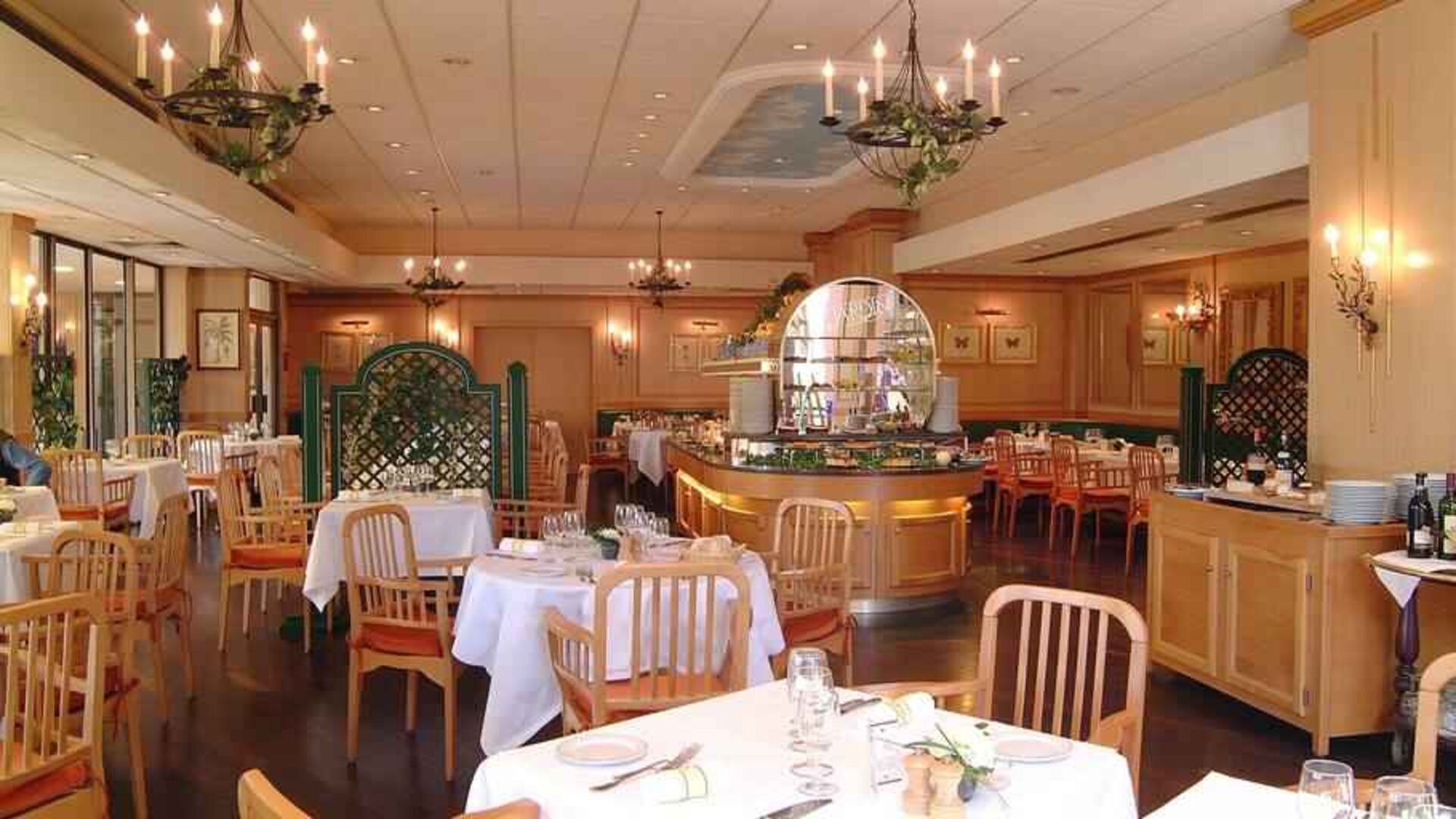Elegant dining area suitable for co-working at the Hilton Strasbourg.