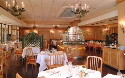 Elegant dining area suitable for co-working at the Hilton Strasbourg.