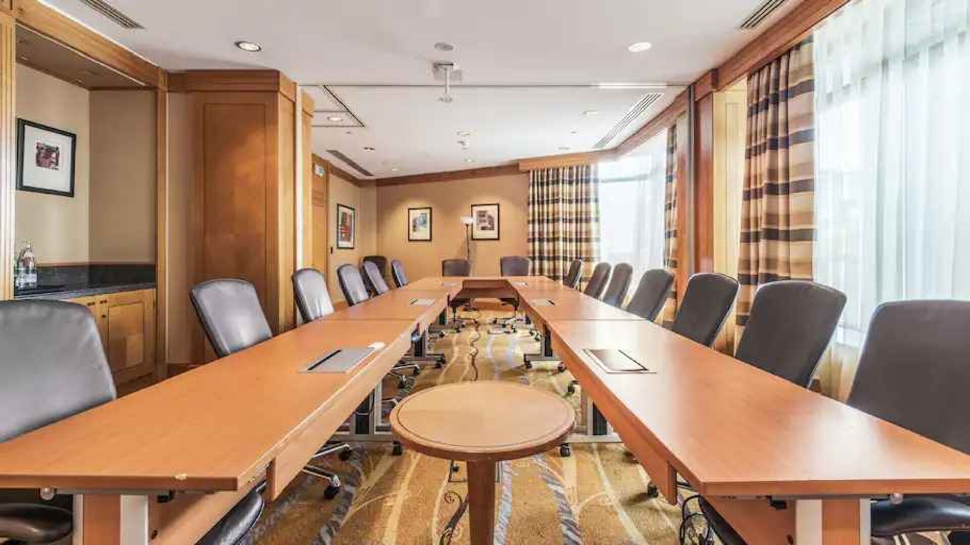 Meeting room with u shape table at the Hilton Paris Charles de Gaulle Airport.