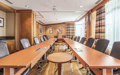 Meeting room with u shape table at the Hilton Paris Charles de Gaulle Airport.