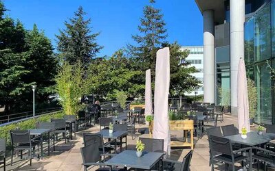 Outdoor patio perfect for co-working at the Hilton Paris Charles de Gaulle Airport.