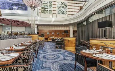 Restaurant area suitable as workspace at the Hilton Paris Charles de Gaulle Airport.