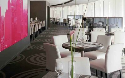 Dining area suitable as workspace at the Hilton Paris La Defense.