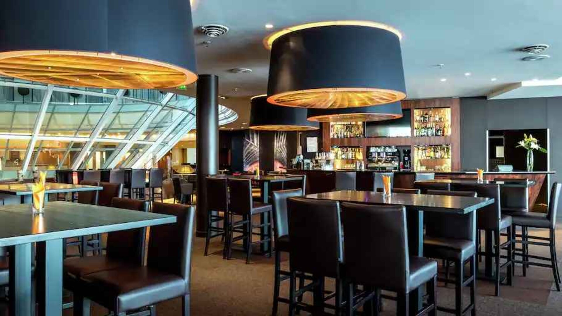 Bar area suitable for co-working at the Hilton Paris La Defense.