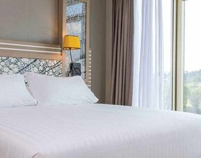 King size bed at the Hilton Garden Inn Tours Centre.