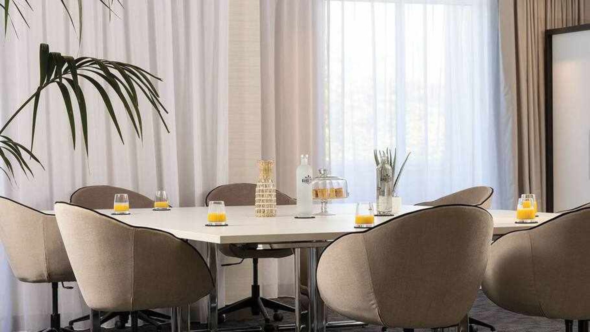Meeting room with square table at the Hilton Garden Inn Tours Centre.