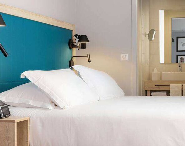 Queen size bed at the Hampton by Hilton Tours Centre.