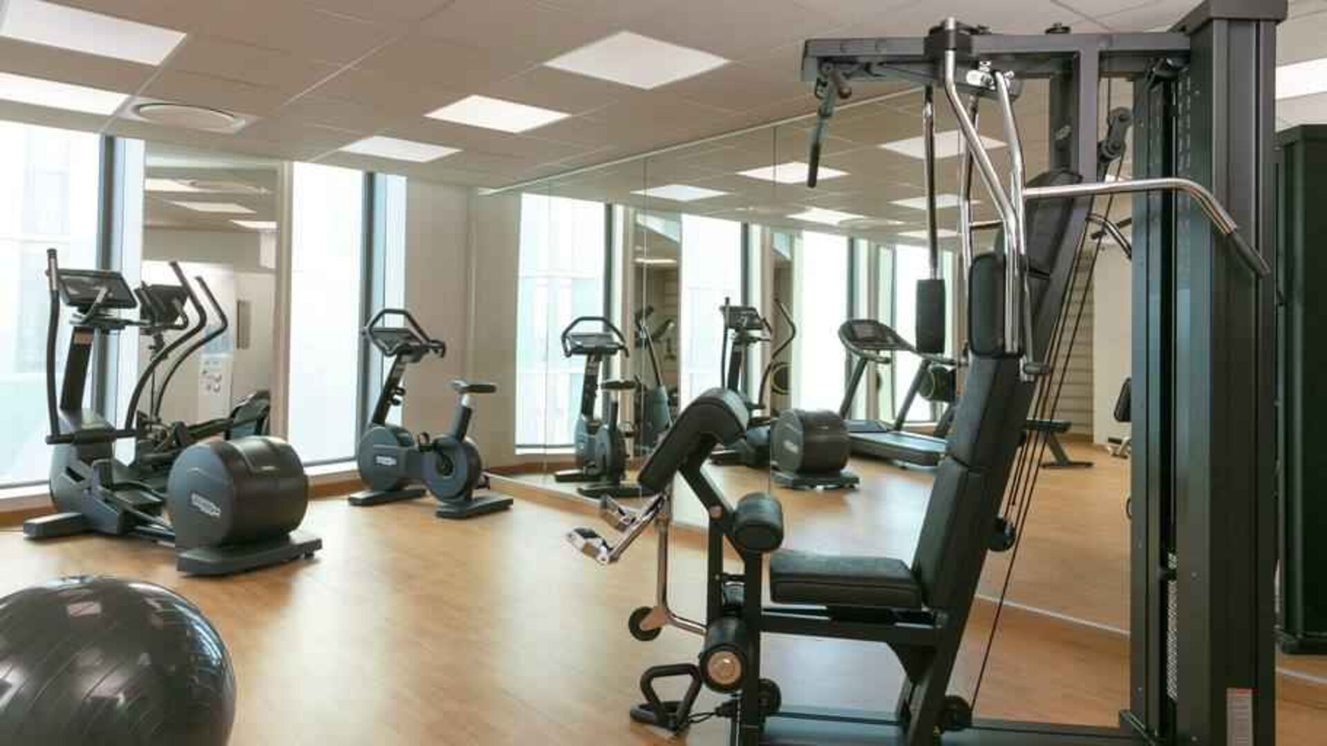 Fully equipped fitness center at the Hilton Garden Inn Bordeaux Centre.