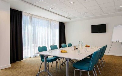 Meeting room with TV screen at the Hampton by Hilton Amsterdam Arena Boulevard.