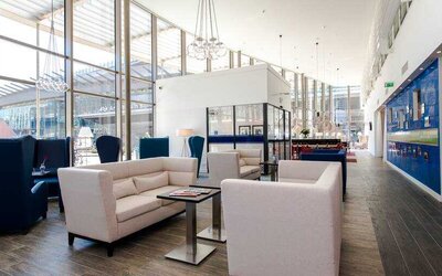Lobby workspace at the Hampton by Hilton Amsterdam Arena Boulevard.