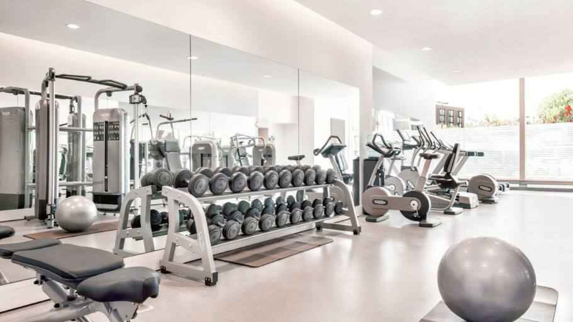 Fully equipped fitness center at the Hilton Rotterdam.