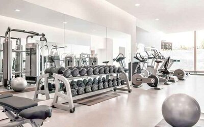 Fully equipped fitness center at the Hilton Rotterdam.