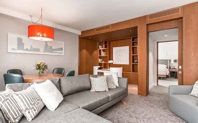 Comfortable living room with sofas at the Hilton Rotterdam.