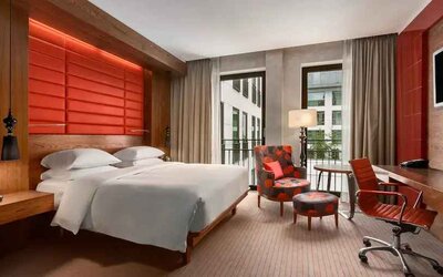 King guestroom with desk at the Hilton The Hague.