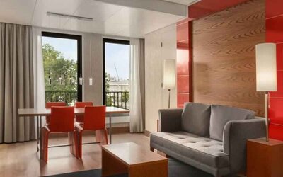 Hotel workspace along the window at the Hilton The Hague.