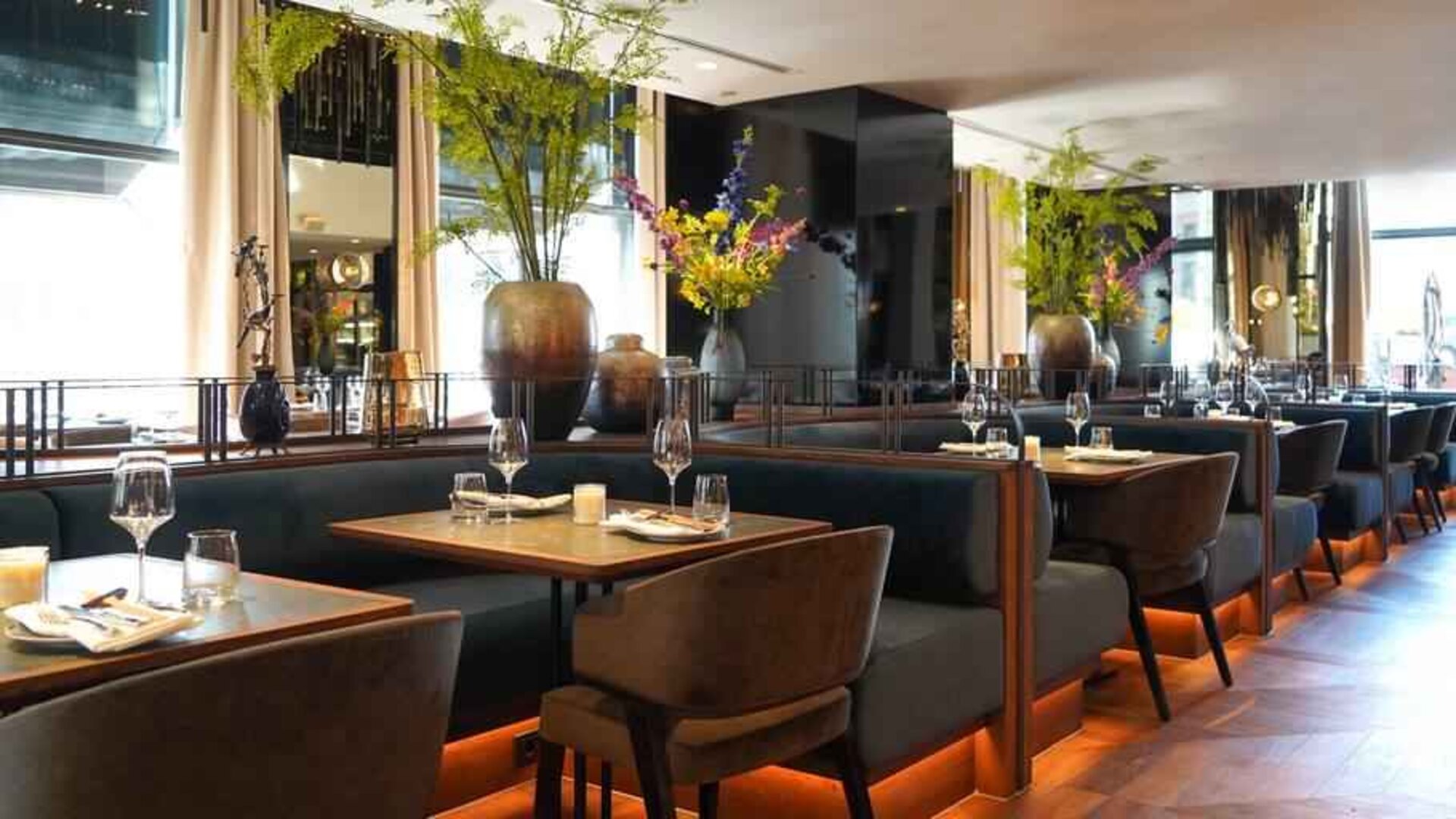 Dining area perfect for co-working at the Hilton The Hague.