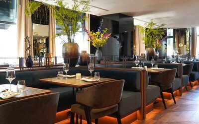 Dining area perfect for co-working at the Hilton The Hague.