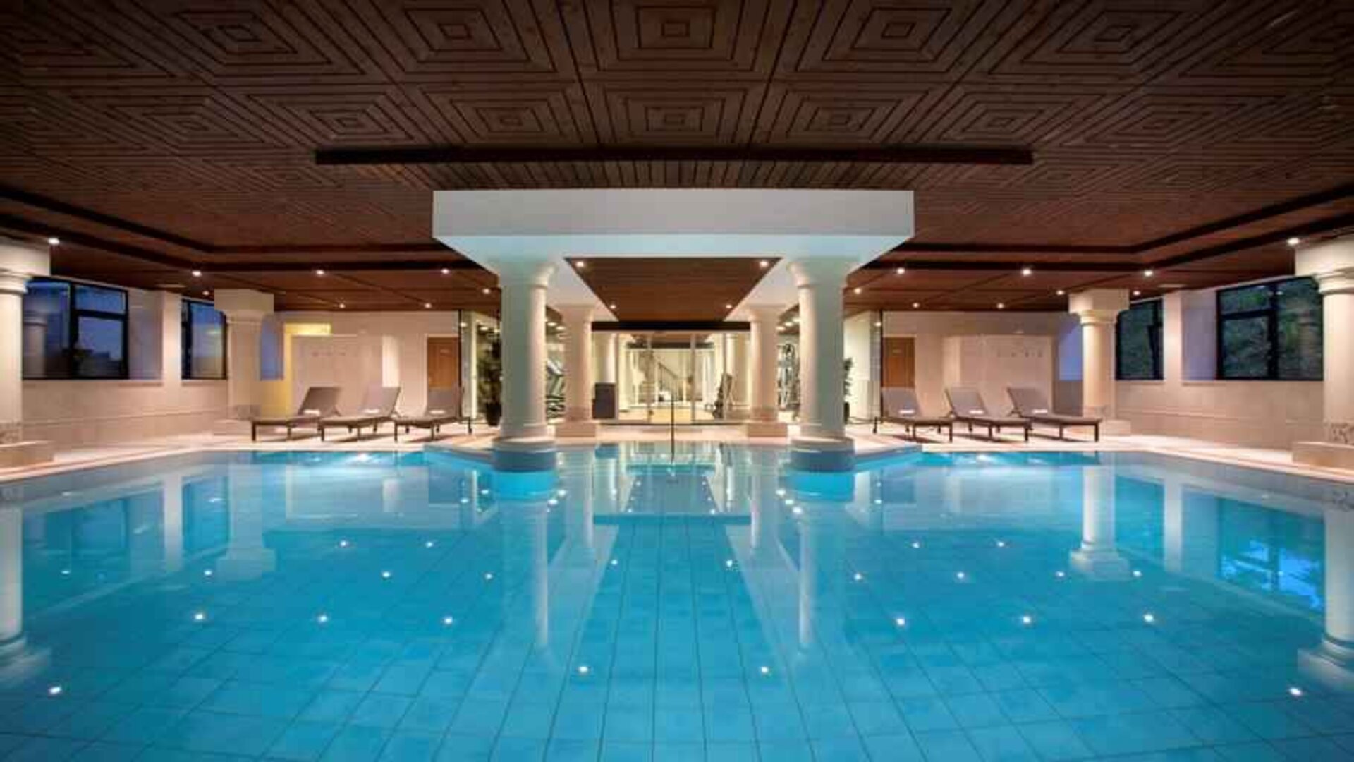 Relaxing indoor pool at the DoubleTree by Hilton Royal Parc Soestduinen.