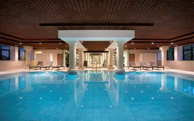 Relaxing indoor pool at the DoubleTree by Hilton Royal Parc Soestduinen.