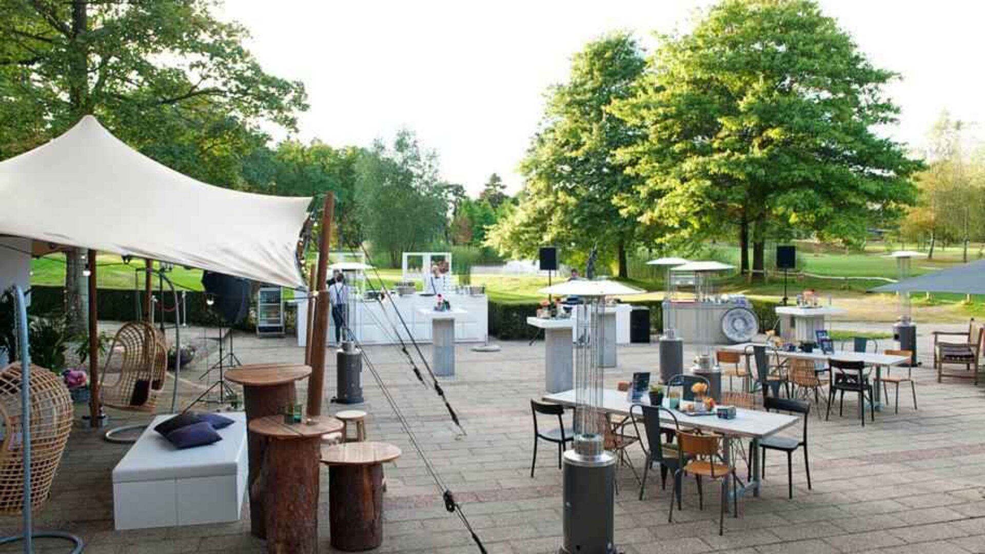 Outdoor patio perfect for co-working at the DoubleTree by Hilton Royal Parc Soestduinen.