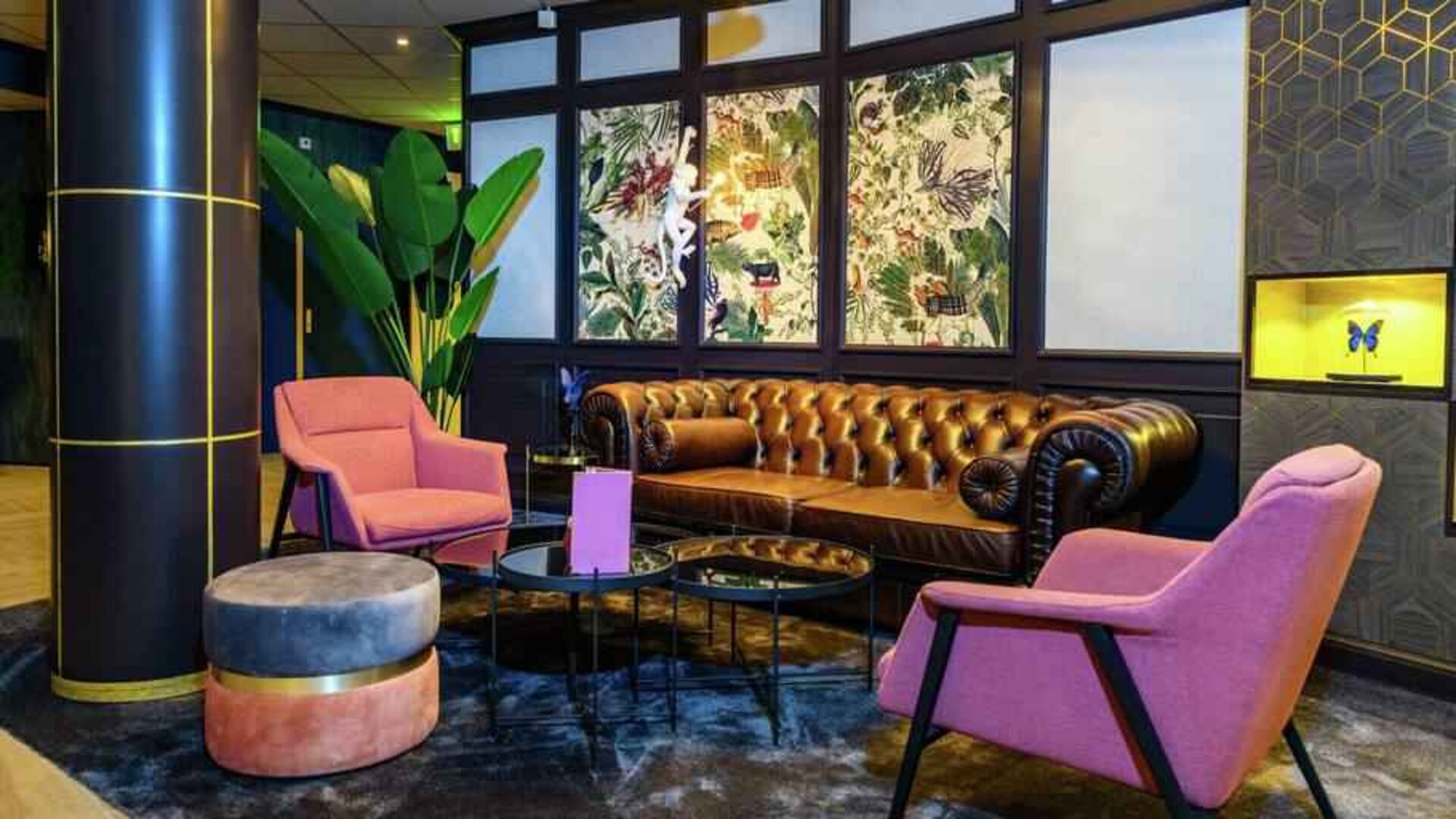 Comfortable lobby workspace at the DoubleTree by Hilton Royal Parc Soestduinen.