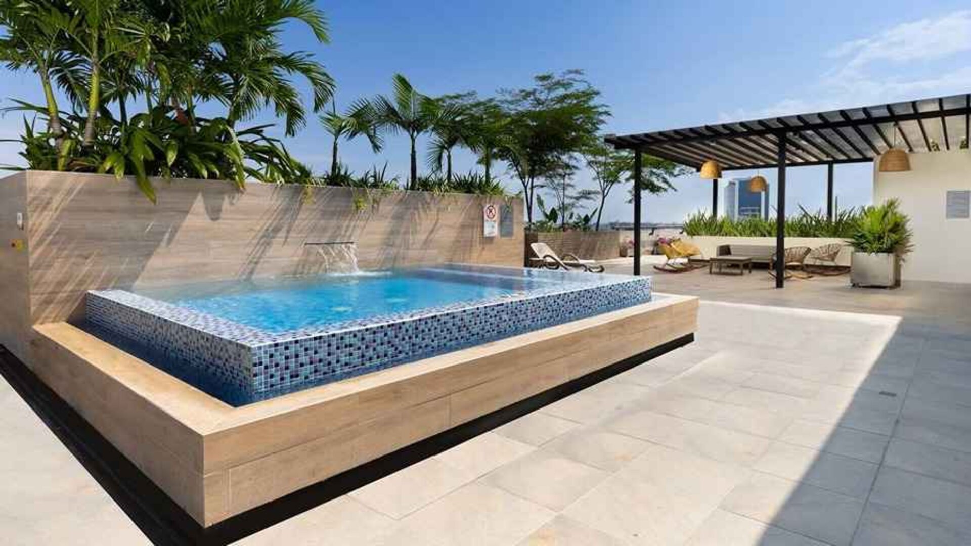 beautiful outdoor pool and jacuzzi at Hilton Garden Inn Cali Ciudad Jardin.