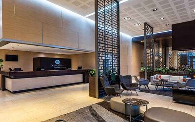 comfortable lobby and coworking area at DoubleTree by Hilton Bogota Salitre AR.