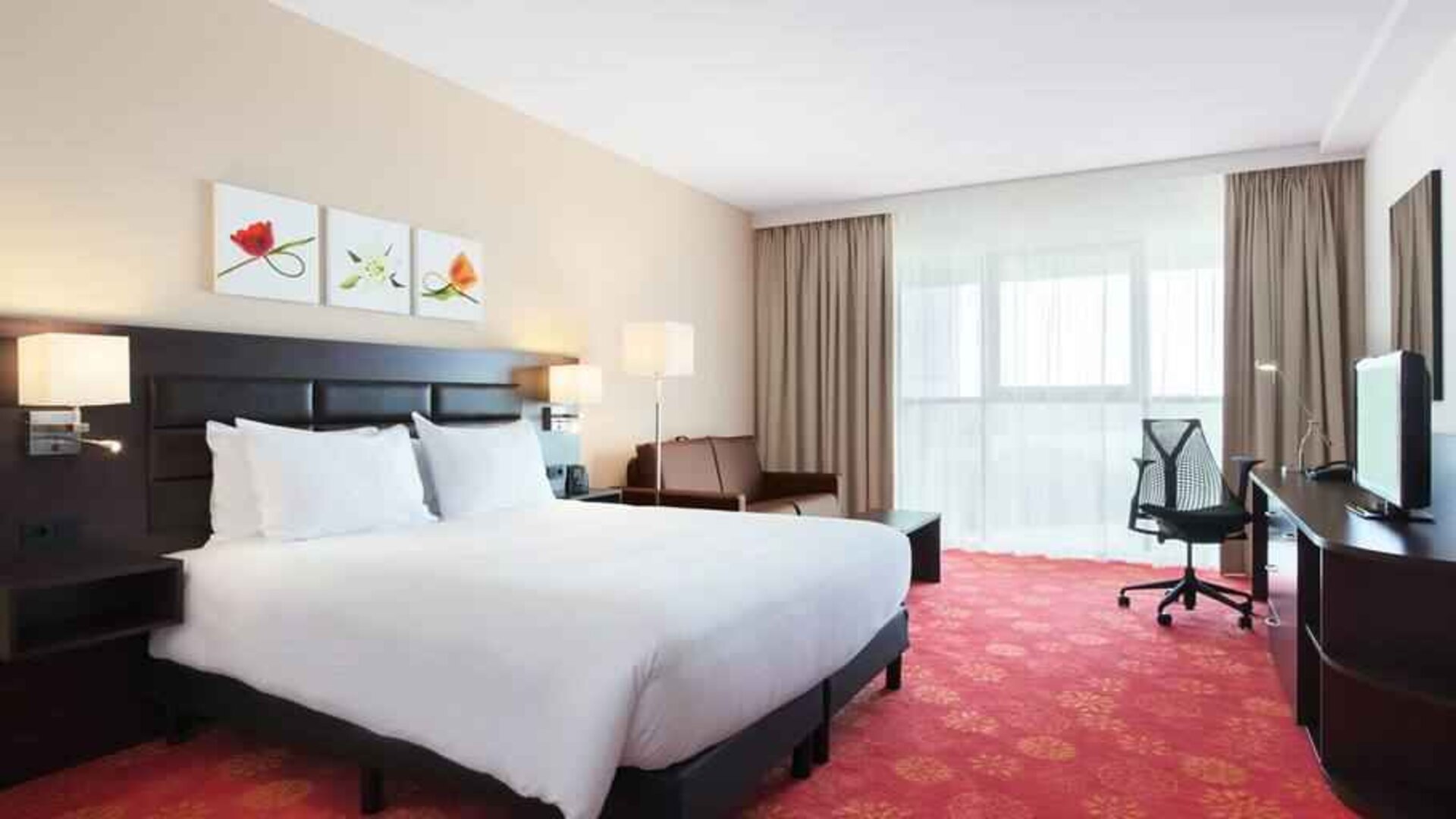 King bedroom with desk at the Hilton Garden Inn Leiden.