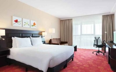 King bedroom with desk at the Hilton Garden Inn Leiden.