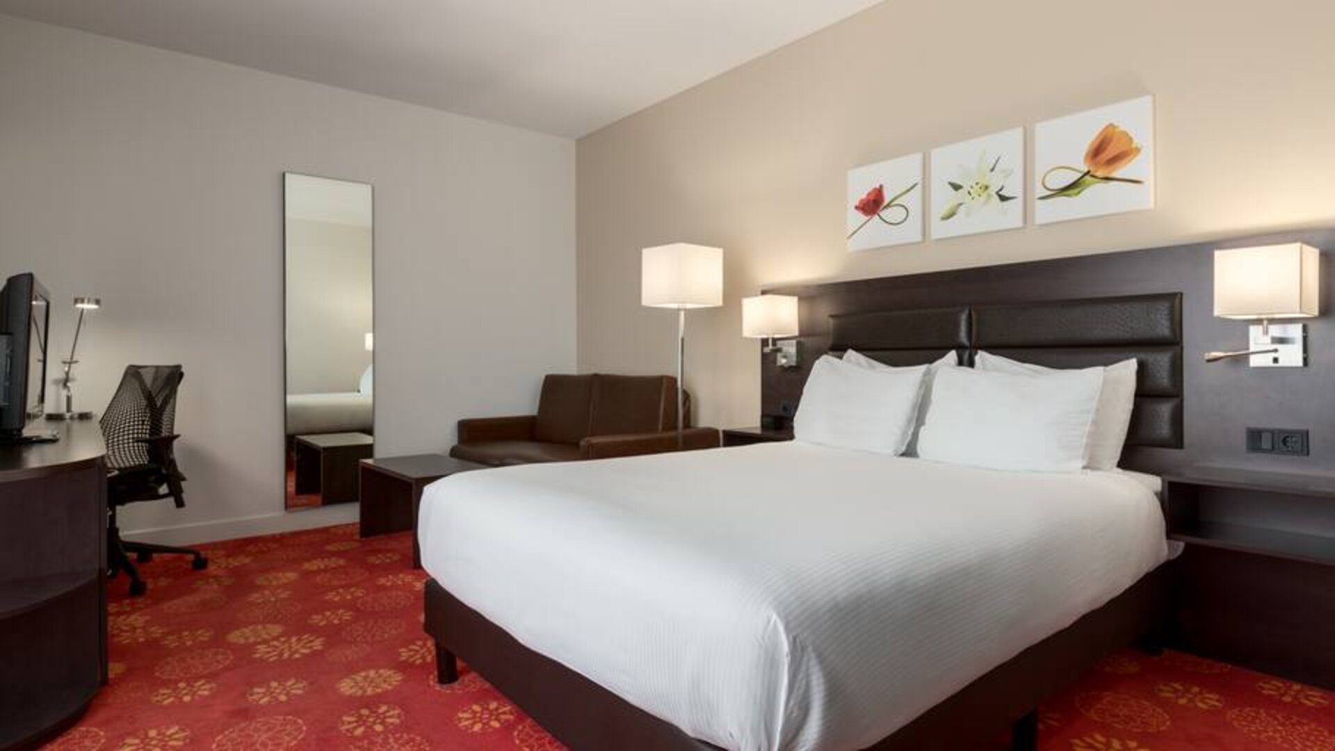 Queen room with desk and mirror at the Hilton Garden Inn Leiden.