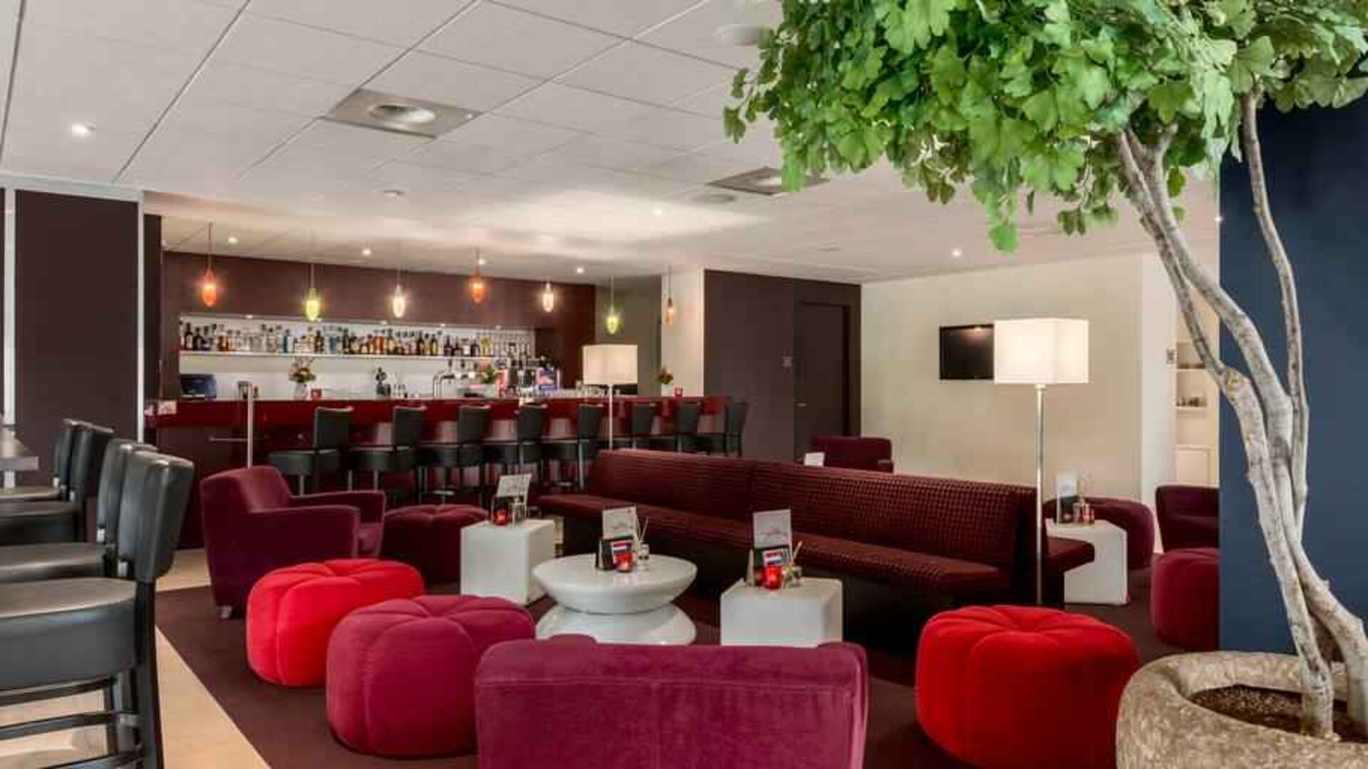 Comfortable lobby workspace at the Hilton Garden Inn Leiden.