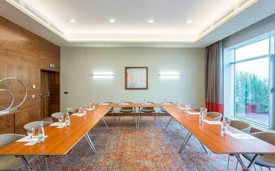 Meeting room with u shape table at the Hilton Garden Inn Tanger City Center.