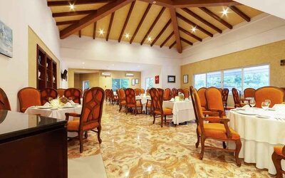 Dining area perfect for co-working at the MM Grand Hotel Puebla, Tapestry Collection by Hilton.