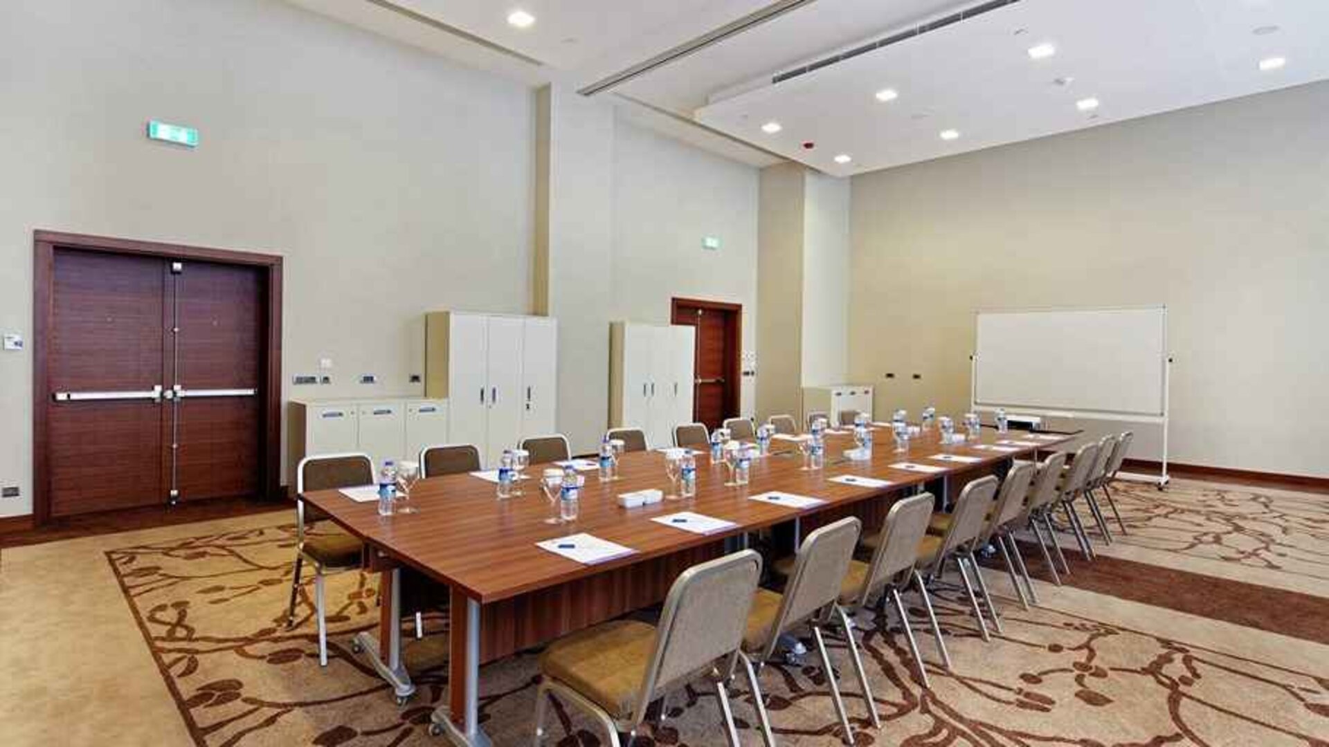 professional meeting room at Hilton Garden Inn Mardin.