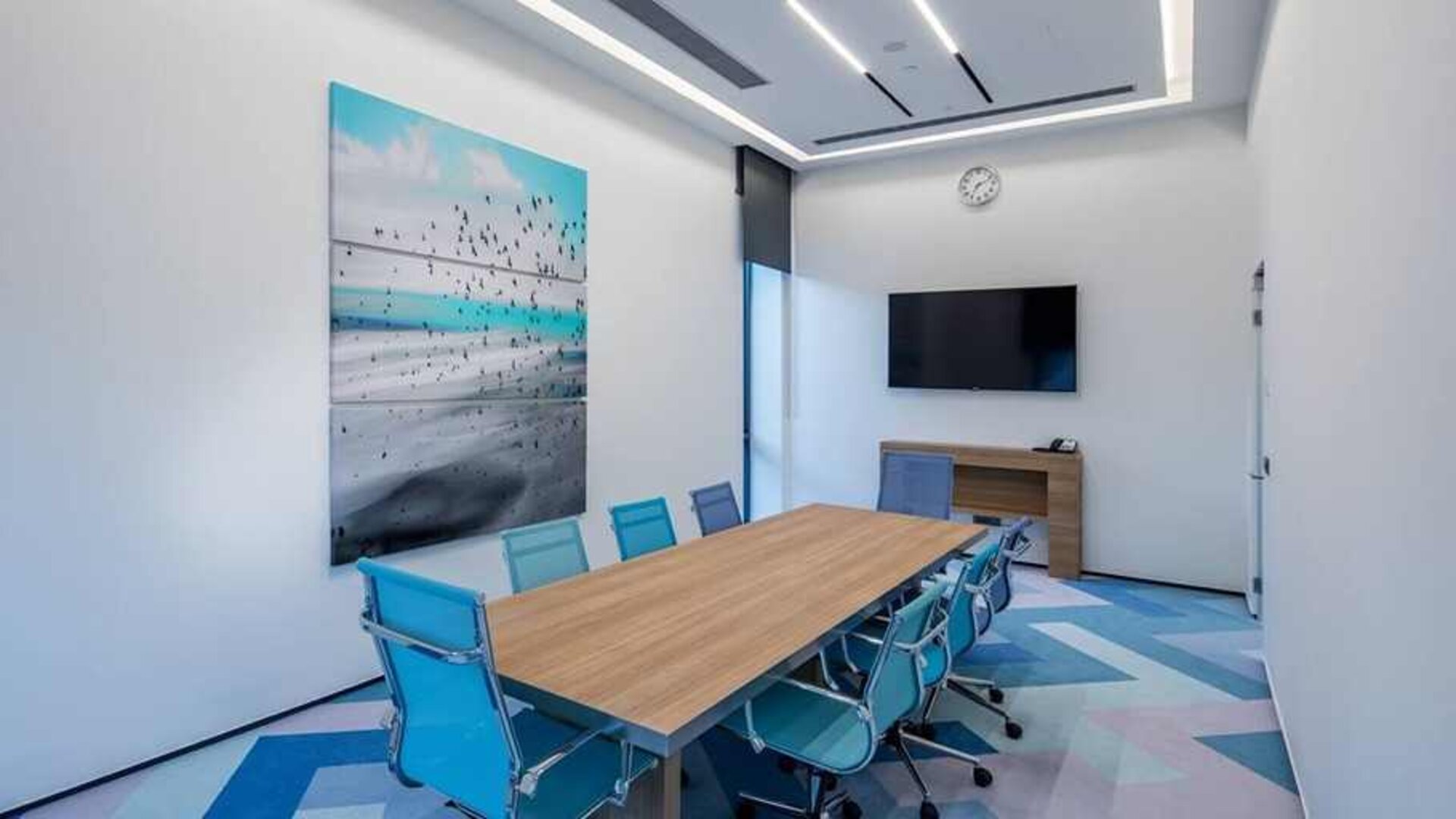 colorful and professional meeting room at Hampton by Hilton Istanbul Zeytinburnu.