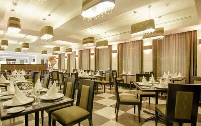 Dining area perfect for co-working at the Hilton Garden Inn Tuxtla Gutierrez.