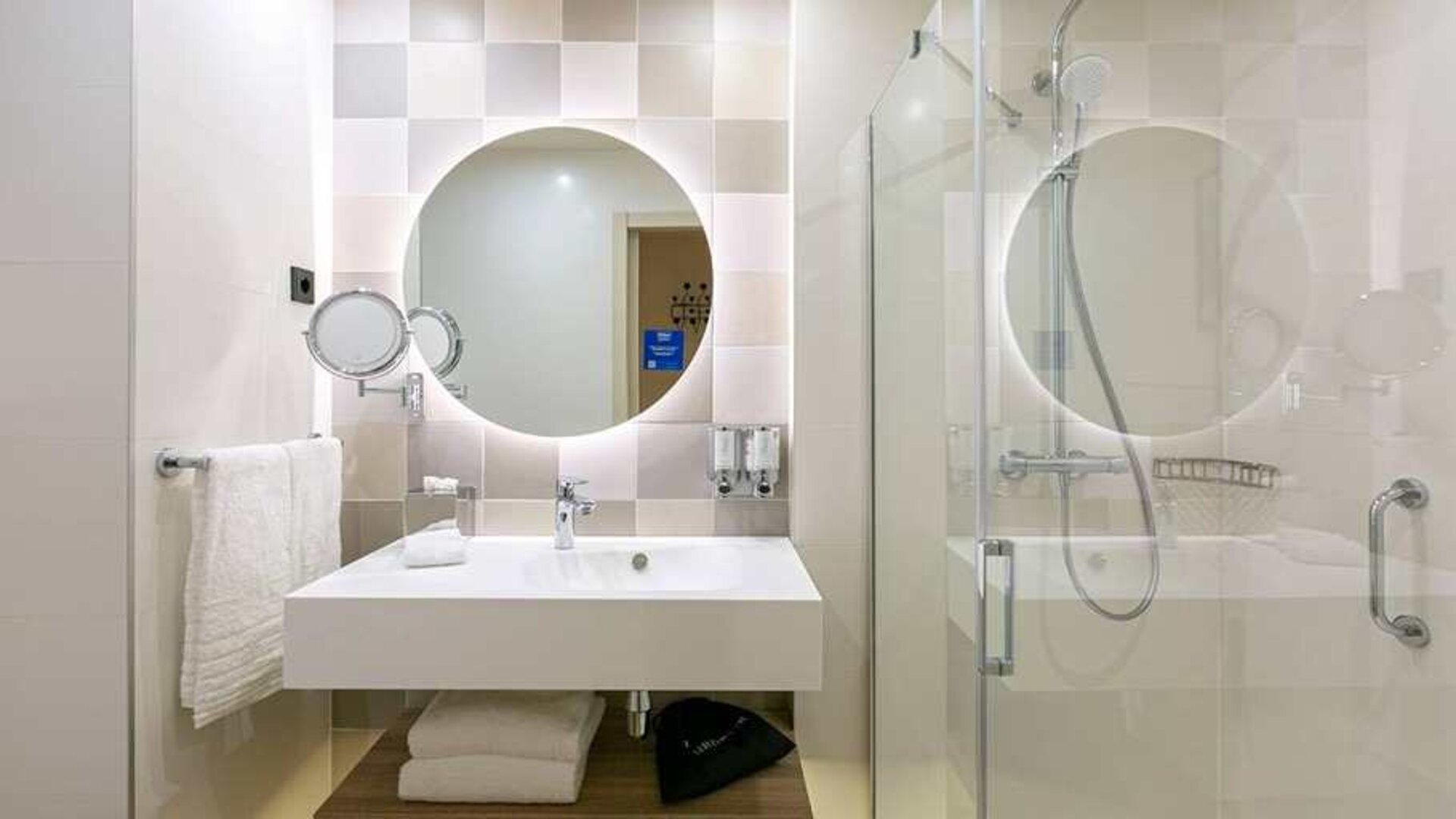 bright and clean king bathroom at Hampton by Hilton Alcobendas Madrid.