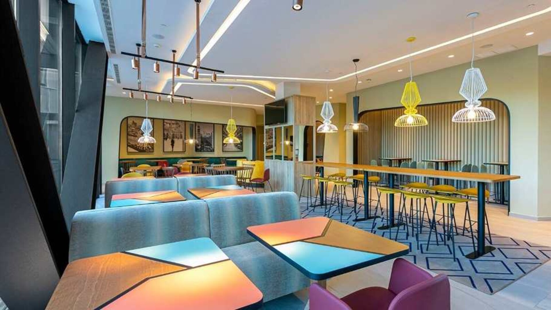 colorful lobby and coworking space ideal for working remotely at Hampton by Hilton Alcobendas Madrid.