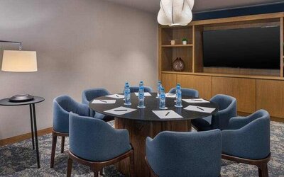 Meeting room with round table at the Hilton Garden Inn Cancun Airport.