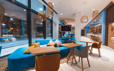 Lobby workspace at the Hampton by Hilton Warsaw Reduta.